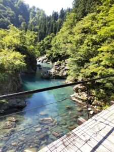 青い川