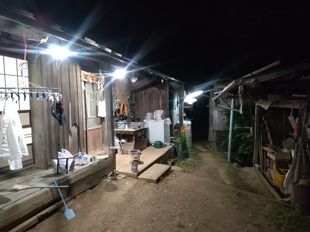 夜の宿前