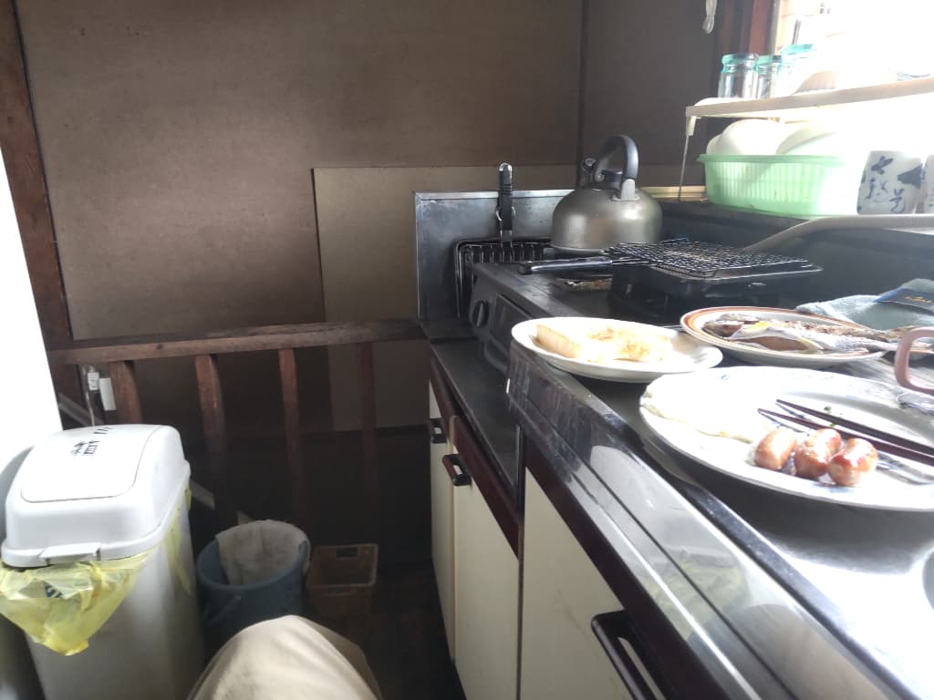 台所で食事