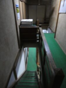 宿の階段