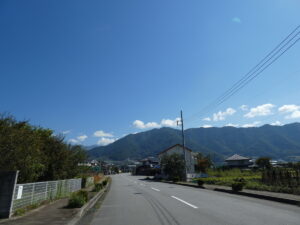 山への道路と青空