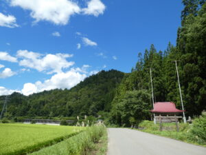 神社と田舎道