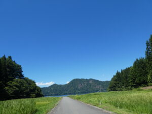 沼沢湖への道