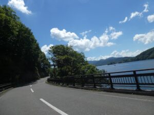 湖の見える道