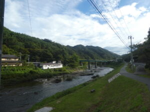 道の脇には久慈川