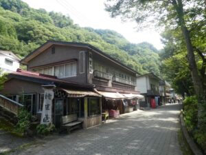 対岸の石畳