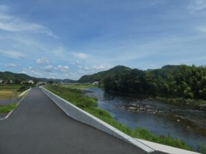 川沿いの舗装路