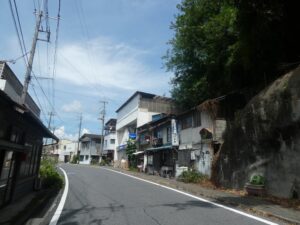 民家が立ち並ぶ道路