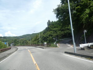 霊水へと続く峠道