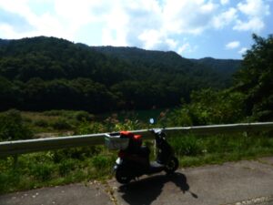 原付きと風景