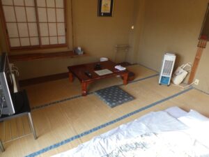 部屋を反対側から