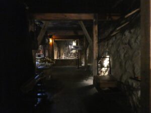 炭鉱のような通路