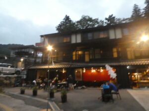 なにかの店