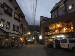 温泉街の端