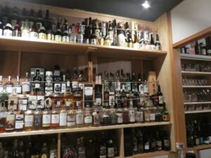 壁に飾られた酒
