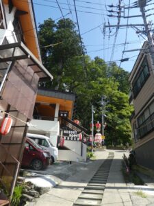 湯澤神社前