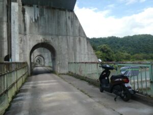 西大滝ダムの上の道