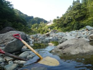 切明温泉とスコップ