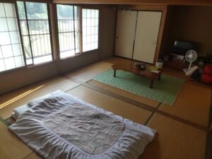 部屋の反対側から