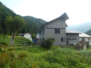 民家と生簀