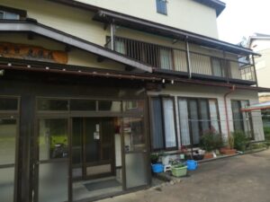 宿の前