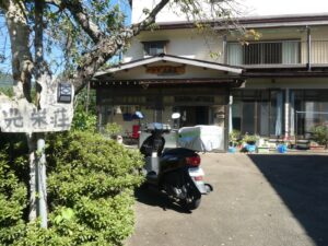 宿の前