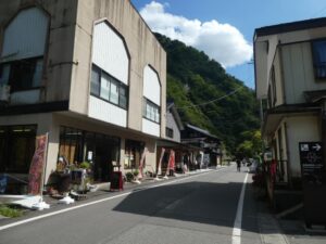 駐車場近くの商店