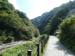 トンネルへの道