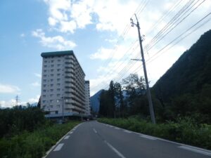 魚野川沿いの道