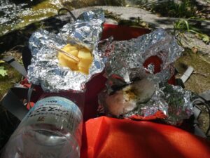 昼飯のおにぎりとたくあん