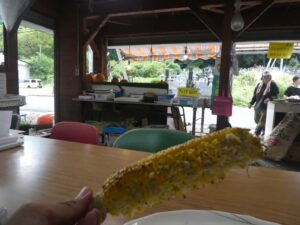 焼きとうもろこしと店内の様子
