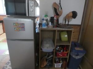 冷蔵庫の横