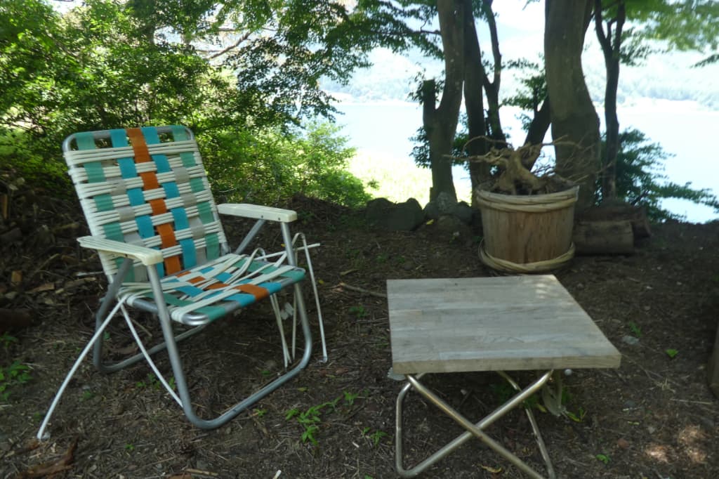 木陰の椅子とテーブル