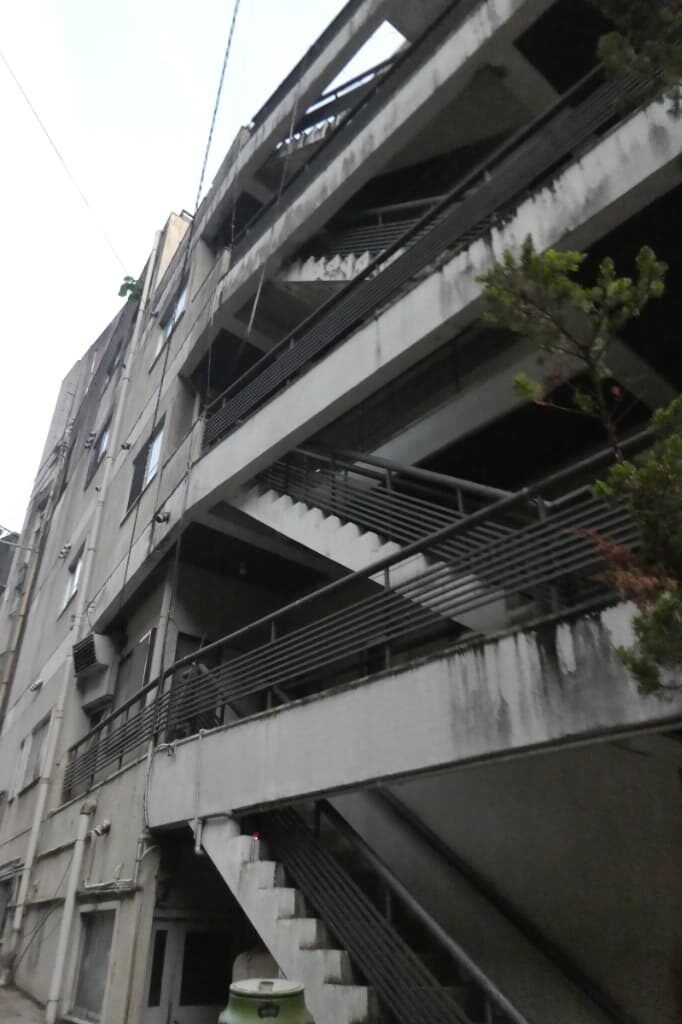 金泉閣の裏手階段