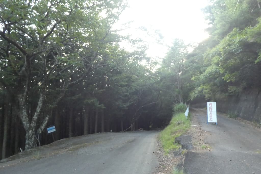 宿前の道