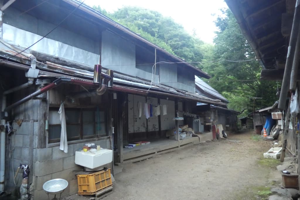奥の建物