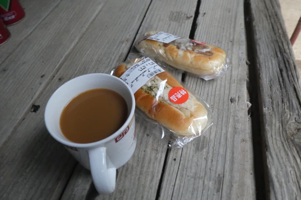 朝食のパンとコーヒー