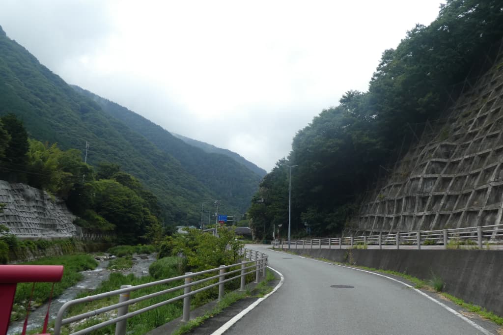 山を下りた道