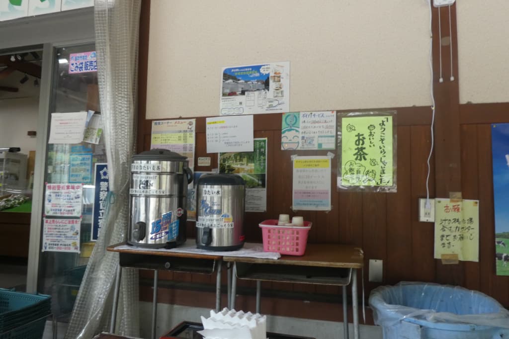 飲み放題のお茶と水