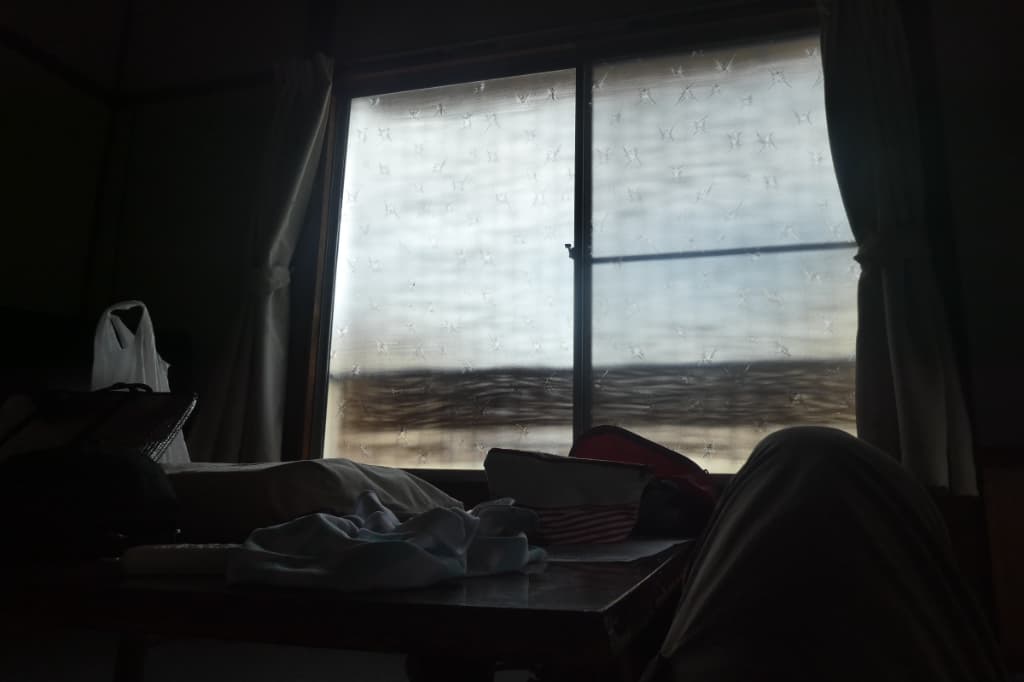 部屋で寝る