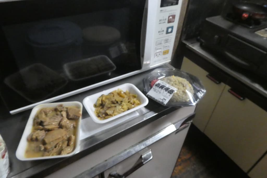 電子レンジと惣菜たち