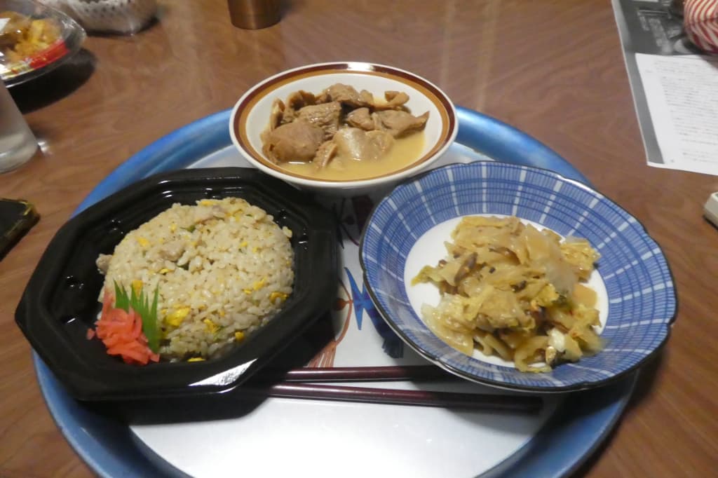 チャーハン、白菜漬け、モツ煮込み