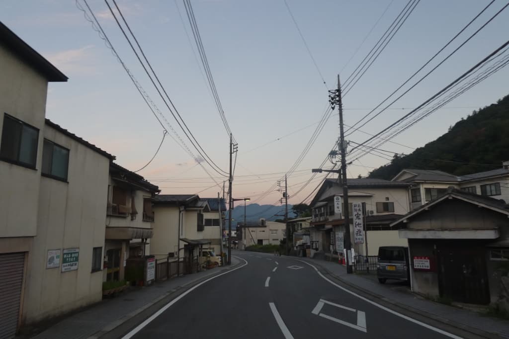 早朝の塩山温泉街