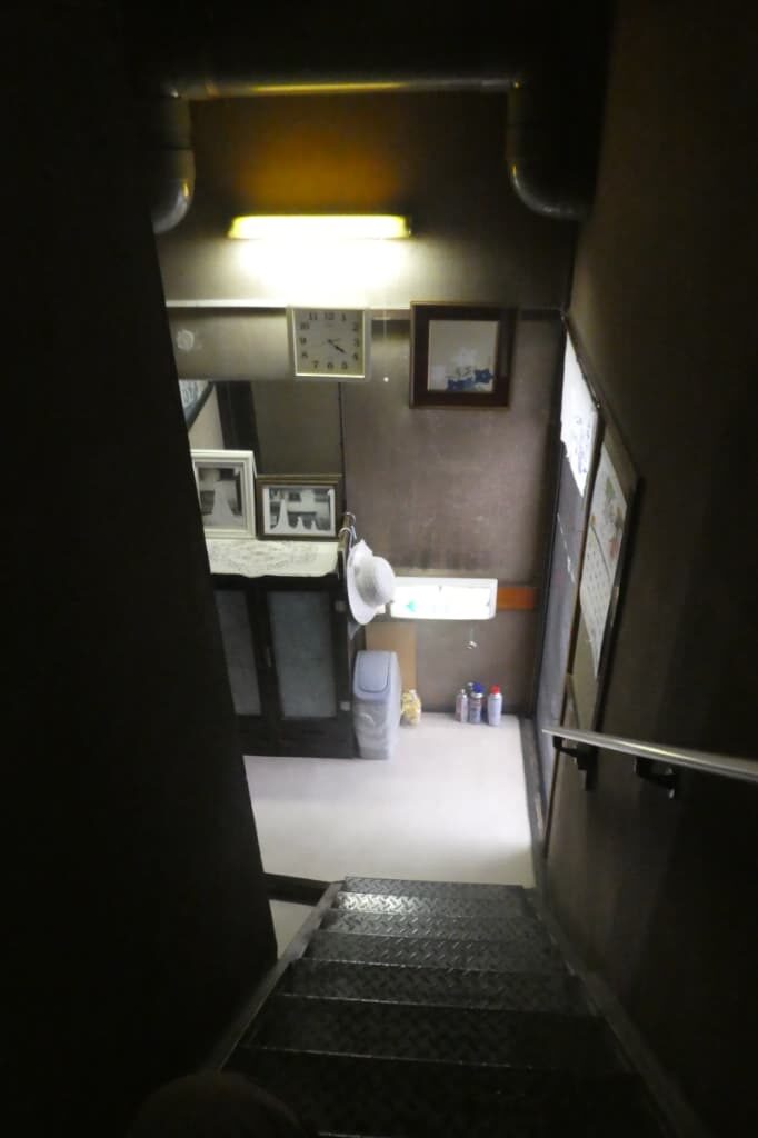 宿の階段